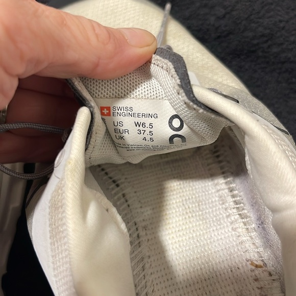 Gently used On cloud running shoes - Picture 4 of 4